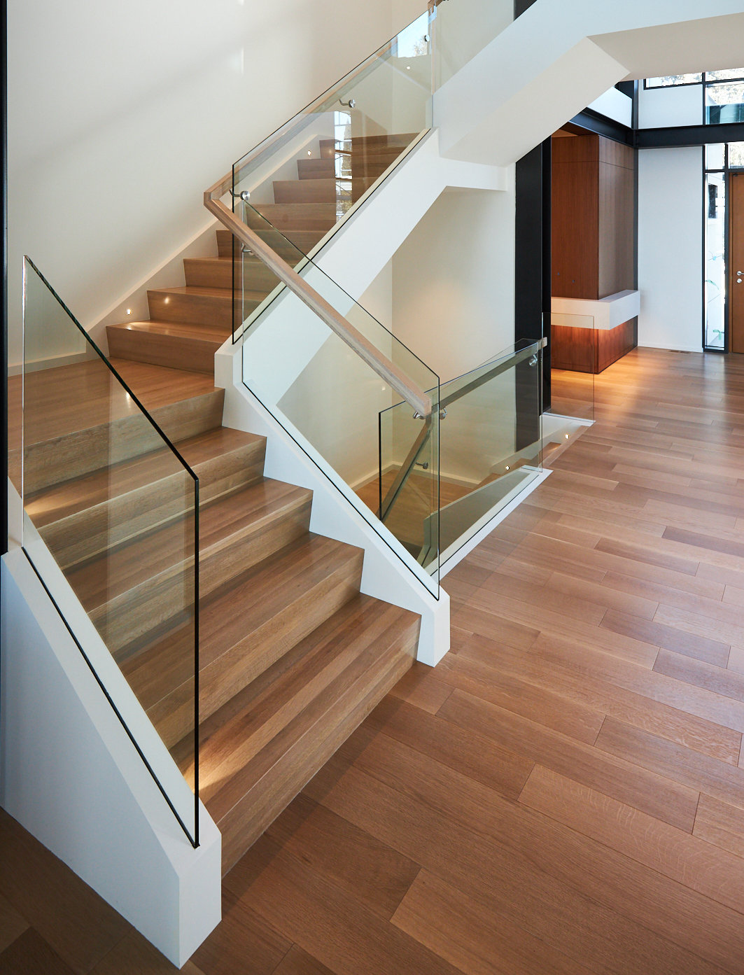 Modern Staircase Glass Railing   Modern Seamless Glass Railing Feature Photo 